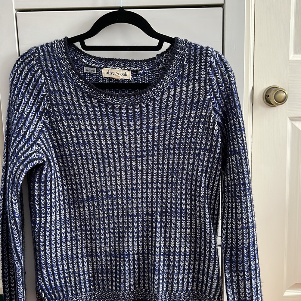 Black, white and navy blue, long sleeve, small slit on the sides :)